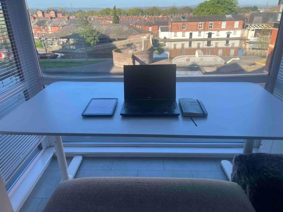 City Centre 2 Bed Apartment Chester Esterno foto