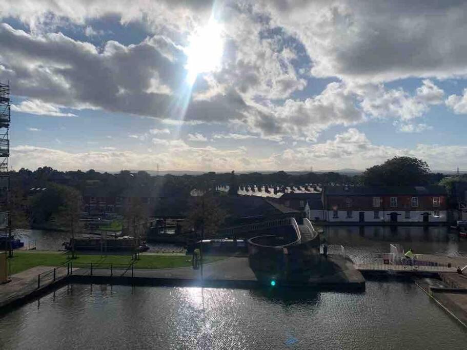 City Centre 2 Bed Apartment Chester Esterno foto